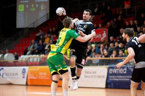 Hagen, Deutschland 09.02.2019: 2. Handball-Bundesliga - 2018 2019 - VfL Eintracht Hagen vs. HC Elbflorenz (L-R) Tim Stefan (Hagen), Roman Becvar (Elbflorenz) Hagen Nordrhein-Westfalen Deutschland Krollmann Arena