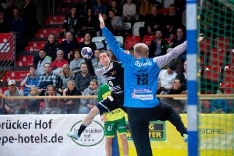 Hagen, Deutschland 09.02.2019: 2. Handball-Bundesliga - 2018 2019 - VfL Eintracht Hagen vs. HC Elbflorenz (L-R) Julius Dierberg (Elbflorenz), Torwart Nils Dresrüsse Dresruesse (Hagen) Hagen Nordrhein-Westfalen Deutschland Krollmann Arena