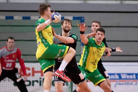 Hagen, Deutschland 09.02.2019: 2. Handball-Bundesliga - 2018 2019 - VfL Eintracht Hagen vs. HC Elbflorenz (L-R) Sören Soeren Kress (Hagen), Norman Flödl Floedl (Elbflorenz) Hagen Nordrhein-Westfalen Deutschland Krollmann Arena