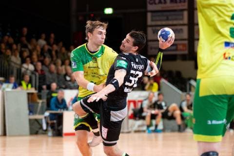Hagen, Deutschland 09.02.2019: 2. Handball-Bundesliga - 2018 2019 - VfL Eintracht Hagen vs. HC Elbflorenz (L-R) Dominik Waldhof (Hagen), Roman Becvar (Elbflorenz) Hagen Nordrhein-Westfalen Deutschland Krollmann Arena