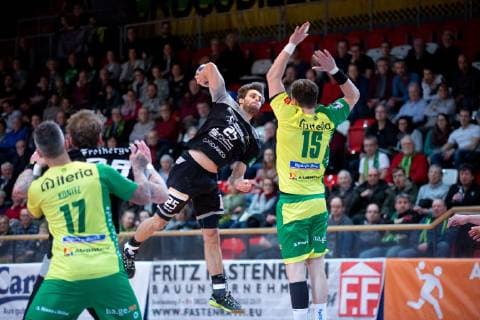 Hagen, Deutschland 09.02.2019: 2. Handball-Bundesliga - 2018 2019 - VfL Eintracht Hagen vs. HC Elbflorenz (M-R) Sebastian Greß Gress (Elbflorenz), Julian Renninger (Hagen) Hagen Nordrhein-Westfalen Deutschland Krollmann Arena
