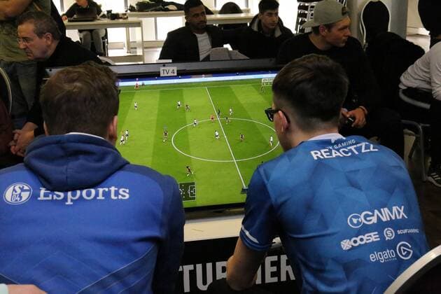 09.02.2019, Frankfurt am Main , PSD Bank Arena am Bornheimer Hang FSV Frankfurt eSports-Turnier FIFA19 rund 128 Teilnehmer beim eSports-Turnier FIFA19 im Business-Bereich des FSV Frankfurt Symbolfoto - volle Konzentration - asolute Ruhe *** 09 02 2019 Frankfurt am Main PSD Bank Arena at the Bornheimer Hang FSV Frankfurt eSports Tournament FIFA19 around 128 participants at the eSports Tournament FIFA19 in the business area of FSV Frankfurt Symbolfoto full concentration asolute calm