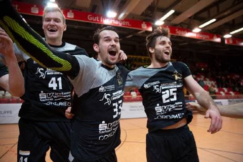 Hagen, Deutschland 09.02.2019: 2. Handball-Bundesliga - 2018 2019 - VfL Eintracht Hagen vs. HC Elbflorenz (L-R) Michal Kasal (Elbflorenz), Roman Becvar (Elbflorenz), Sebastian Greß Gress (Elbflorenz) Hagen Nordrhein-Westfalen Deutschland Krollmann Arena