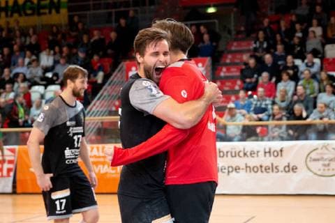 Hagen, Deutschland 09.02.2019: 2. Handball-Bundesliga - 2018 2019 - VfL Eintracht Hagen vs. HC Elbflorenz (L-R) Sebastian Greß Gress (Elbflorenz), Torwart Hendrik Halfmann (Elbflorenz) Hagen Nordrhein-Westfalen Deutschland Krollmann Arena
