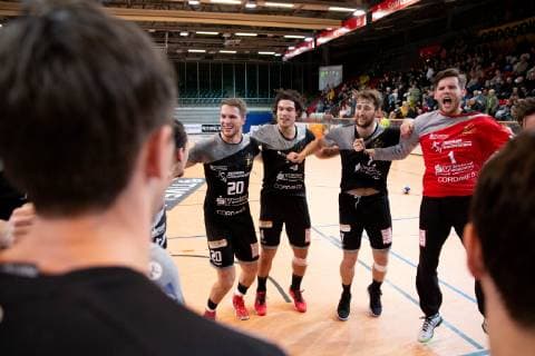 Hagen, Deutschland 09.02.2019: 2. Handball-Bundesliga - 2018 2019 - VfL Eintracht Hagen vs. HC Elbflorenz (L-R) Nils Holger Kretschmer (Elbflorenz), Gabor Pulay (Elbflorenz), Norman Flödl Floedl (Elbflorenz), Torwart Hendrik Halfmann (Elbflorenz) Hagen Nordrhein-Westfalen Deutschland Krollmann Arena