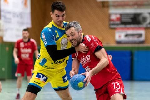 Vincent Wohlfarth (SG Pforzehim Eutingen 11), Christian Duerner (SG H2Ku Herrenberg 13), SG H2Ku Herrenberg vs. SG Pforzehim Eutingen, Handball, BWOL, Maenner, 09.02.2019, SG H2Ku Herrenberg vs. SG Pforzehim Eutingen, Handball, BWOL, Maenner, 09.02.2019 Herrenberg Copyright: xEIBNER WolfgangxFrankx EP_WFK