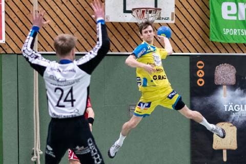 Marvin Heinz (SG H2Ku Herrenberg 24), Soeren Schmid (SG Pforzehim Eutingen 28), SG H2Ku Herrenberg vs. SG Pforzehim Eutingen, Handball, BWOL, Maenner, 09.02.2019, SG H2Ku Herrenberg vs. SG Pforzehim Eutingen, Handball, BWOL, Maenner, 09.02.2019 Herrenberg Copyright: xEIBNER WolfgangxFrankx EP_WFK