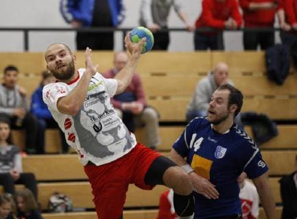 Deutschland - Kelkheim - Münster - 09.02.2019 Handball - Hessen - Oberliga - Herren Saison 2018 2019 TSG Münster (blau) - SG Rot-Weiß Babenhausen (ws) v.l. Felix Mann (Babenhausen) TSG Münster - SG Rot-Weiß Babenhausen