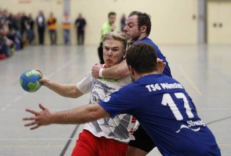 Deutschland - Kelkheim - Münster - 09.02.2019 Handball - Hessen - Oberliga - Herren Saison 2018 2019 TSG Münster (blau) - SG Rot-Weiß Babenhausen (ws) v.l. Lukas Schmitt (Babenhausen), Sebastian Frieman (Münster), Tim Kunz (Münster) TSG Münster - SG Rot-Weiß Babenhausen