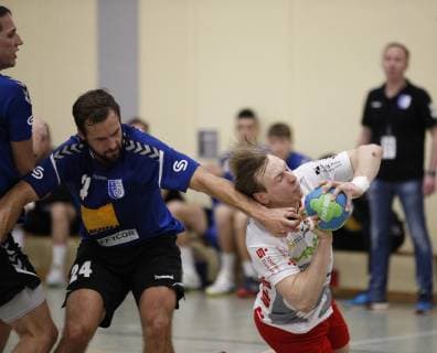 Deutschland - Kelkheim - Münster - 09.02.2019 Handball - Hessen - Oberliga - Herren Saison 2018 2019 TSG Münster (blau) - SG Rot-Weiß Babenhausen (ws) v.l. Julian Schuster (Münster), Jakob Stoffel (Babenhausen) TSG Münster - SG Rot-Weiß Babenhausen