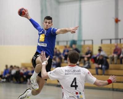 Deutschland - Kelkheim - Münster - 09.02.2019 Handball - Hessen - Oberliga - Herren Saison 2018 2019 TSG Münster (blau) - SG Rot-Weiß Babenhausen (ws) v.l. Klaudio Hranjec (Münster), Robin Drews (Babenhausen) TSG Münster - SG Rot-Weiß Babenhausen