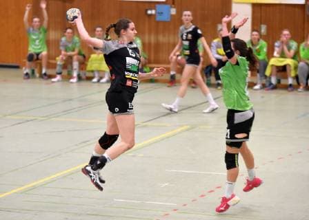 Caren Hammer (Waiblingen, links), Leonie Nowak (Gedern Nidda, rechts) Handball 2. Liga Gedern Nidda vs. Waiblingen Nidda