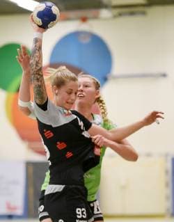 Tina Welter (Waiblingen, vorne), Kristin Amos (Gedern Nidda, hinten) Handball 2. Liga Gedern Nidda vs. Waiblingen Nidda