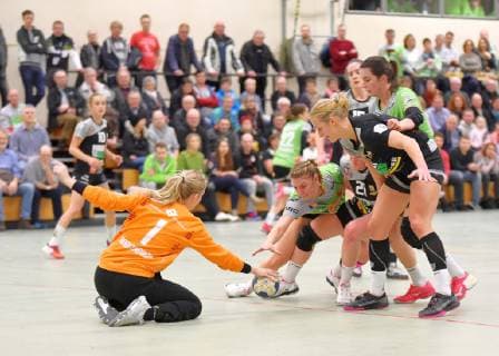 Mandy Hoogenboom (Torfrau Waiblingen, links), Sabine Eisenacher (Gedern Nidda, mitte), Lea Gruber (Waiblingen, rechts) Handball 2. Liga Gedern Nidda vs. Waiblingen Nidda