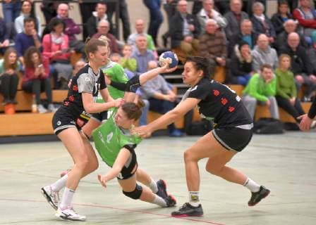 Vanessa Nagler (Waiblingen, links), Hanna Roesner (Gedern Nidda, mitte), Jasmin Dirmeier (Waiblingen, rechts) Handball 2. Liga Gedern Nidda vs. Waiblingen Nidda