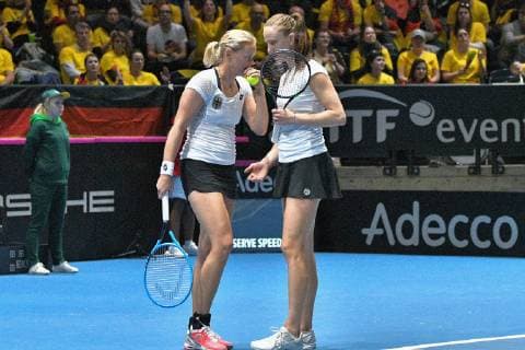 GER, Fed Cup 2019: Auftakt Deutschland vs. Weißrussland in Braunschweig 10.02.2019, Volkswagen Halle, Braunschweig, GER, Fed Cup 2019: Auftakt Deutschland vs. Weißrussland in Braunschweig, im Bild Anna-Lena GroÌˆnefeld (GER), Porsche Team Mona Barthel (GER), Porsche Team Deutschland Deutschland bei der Absprache im Spiel gegen Victoria Azarenka (BLR) Lidziya Marozava (BLR)