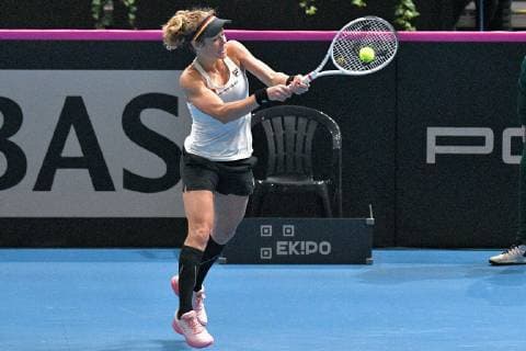 GER, Fed Cup 2019: Auftakt Deutschland vs. Weißrussland in Braunschweig 10.02.2019, Volkswagen Halle, Braunschweig, GER, Fed Cup 2019: Auftakt Deutschland vs. Weißrussland in Braunschweig, im Bild Laura Siegemund (GER), Porsche Team Deutschland beim Rueckhandschlag im Spiel gegen Aryna Sabalenka (BLR)