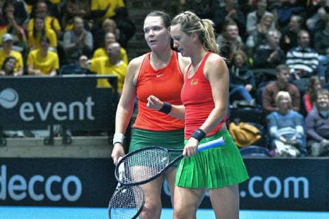 GER, Fed Cup 2019: Auftakt Deutschland vs. Weißrussland in Braunschweig 10.02.2019, Volkswagen Halle, Braunschweig, GER, Fed Cup 2019: Auftakt Deutschland vs. Weißrussland in Braunschweig, im Bild Victoria Azarenka (BLR) Lidziya Marozava (BLR) bei der Absprache im Spiel gegen Mona Barthel (GER), Porsche Team Deutschland Anna-Lena GroÌˆnefeld (GER), Porsche Team Deutschland