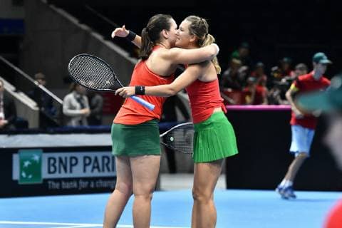 GER, Fed Cup 2019: Auftakt Deutschland vs. Weißrussland in Braunschweig 10.02.2019, Volkswagen Halle, Braunschweig, GER, Fed Cup 2019: Auftakt Deutschland vs. Weißrussland in Braunschweig, im Bild Lidziya Marozava (BLR) Victoria Azarenka (BLR) Jubel Freude nach ihrem Sieg gegen Mona Barthel (GER), Porsche Team Deutschland Anna-Lena GroÌˆnefeld (GER), Porsche Team Deutschland
