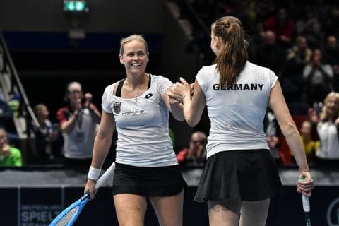 GER, Fed Cup 2019: Auftakt Deutschland vs. Weißrussland in Braunschweig 10.02.2019, Volkswagen Halle, Braunschweig, GER, Fed Cup 2019: Auftakt Deutschland vs. Weißrussland in Braunschweig, im Bild Anna-Lena GroÌˆnefeld (GER), Porsche Team Mona Barthel (GER), Porsche Team Deutschland Deutschland bei der Absprache im Spiel gegen Victoria Azarenka (BLR) Lidziya Marozava (BLR)