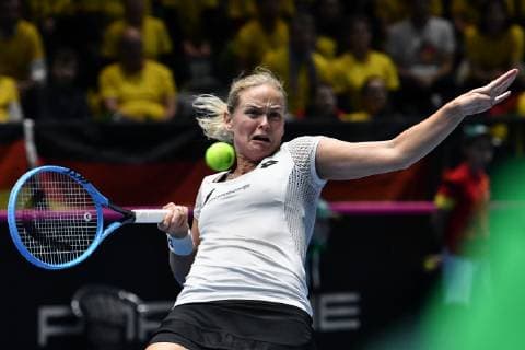 GER, Fed Cup 2019: Auftakt Deutschland vs. Weißrussland in Braunschweig 10.02.2019, Volkswagen Halle, Braunschweig, GER, Fed Cup 2019: Auftakt Deutschland vs. Weißrussland in Braunschweig, im Bild Anna-Lena GroÌˆnefeld (GER), Porsche Team Deutschland beim verunglueckten Return