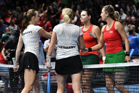 GER, Fed Cup 2019: Auftakt Deutschland vs. Weißrussland in Braunschweig 10.02.2019, Volkswagen Halle, Braunschweig, GER, Fed Cup 2019: Auftakt Deutschland vs. Weißrussland in Braunschweig, im Bild vl. Mona Barthel (GER), Porsche Team Deutschland Anna-Lena GroÌˆnefeld (GER), Porsche Team Deutschland Lidziya Marozava (BLR) Victoria Azarenka (BLR) am Netz nach Spielende