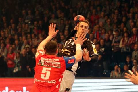 Handball 2.Handball Bundesliga 2018 2019 - Handball Sportverein Hamburg vs. Balingen-Weilstetten Romas Kirveliavicius (Balingen Weilstetten),Lukas Ossenkopp (Handball Sportverein Hamburg),erfolgreicher Torwurf, Sporthalle Hamburg Hamburg