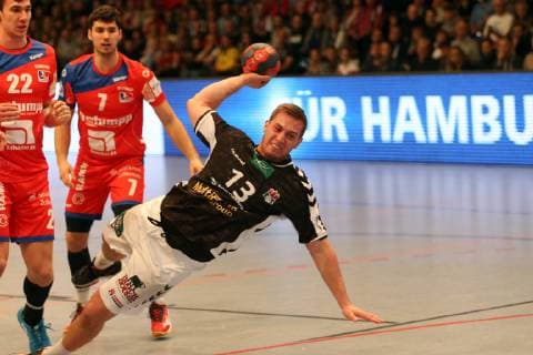 Handball 2.Handball Bundesliga 2018 2019 - Handball Sportverein Hamburg vs. Balingen-Weilstetten Jona Schoch (Balingen Weilstetten),Jannik Hausmann (Balingen Weilstetten),Niklas Weller (Handball Sportverein Hamburg),erfolgreicher Torwurf, Sporthalle Hamburg Hamburg
