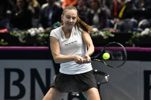 GER, Fed Cup 2019: Auftakt Deutschland vs. Weißrussland in Braunschweig 10.02.2019, Volkswagen Halle, Braunschweig, GER, Fed Cup 2019: Auftakt Deutschland vs. Weißrussland in Braunschweig, im Bild Mona Barthel (GER), Porsche Team Deutschland beim Rueckhandschlag