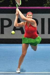 GER, Fed Cup 2019: Auftakt Deutschland vs. Weißrussland in Braunschweig 10.02.2019, Volkswagen Halle, Braunschweig, GER, Fed Cup 2019: Auftakt Deutschland vs. Weißrussland in Braunschweig, im Bild Aryna Sabalenka (BLR) beim Rueckhandschlag im Spiel gegen Laura Siegemund (GER), Porsche Team Deutschland