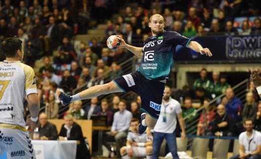 Paul Drux (Füchse) beim Wurf, links Alexandru Viorel Simicu (Saint-Raphael), Füchse Berlin vs HCN Constanta EHF Cup Mens , 2018 2019, Gruppenphase, Herren, Männer, men, Handball, Deutschland, Germany, Max-Schmeling-Halle Berlin, 10.2.2019