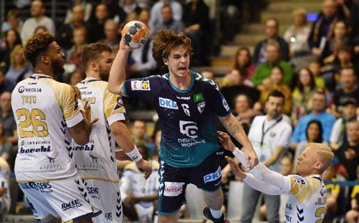Jacob Tandrup Holm (Füchse), beim Wurf, rechts Hampus Jildenbäck (Raphael), links Jeremy Toto (Saint-Raphael), Füchse Berlin vs HCN Constanta EHF Cup Mens , 2018 2019, Gruppenphase, Herren, Männer, men, Handball, Deutschland, Germany, Max-Schmeling-Halle Berlin, 10.2.2019