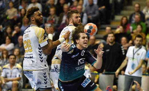 Jacob Tandrup Holm (Füchse), beim Wurf, hinten Jeremy Toto (Saint-Raphael), Alexander Lynggaard (Saint-Raphael), Füchse Berlin vs HCN Constanta EHF Cup Mens , 2018 2019, Gruppenphase, Herren, Männer, men, Handball, Deutschland, Germany, Max-Schmeling-Halle Berlin, 10.2.2019