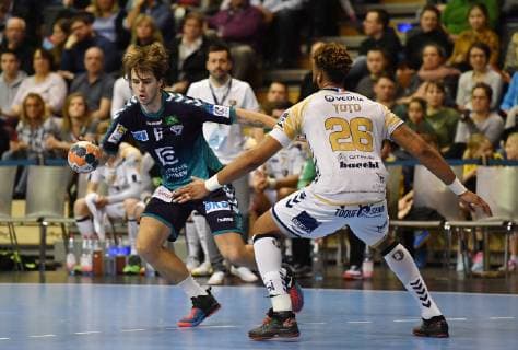 Jacob Tandrup Holm (Füchse), mit Ball, vorne Jeremy Toto (Saint-Raphael), Füchse Berlin vs HCN Constanta EHF Cup Mens , 2018 2019, Gruppenphase, Herren, Männer, men, Handball, Deutschland, Germany, Max-Schmeling-Halle Berlin, 10.2.2019