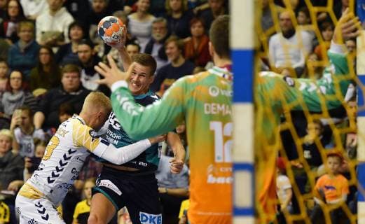 Bjarki Mar Elisson (Füchse), beim Wurf, links Hampus Jildenbäck (Rapahael) Füchse Berlin vs HCN Constanta EHF Cup Mens , 2018 2019, Gruppenphase, Herren, Männer, men, Handball, Deutschland, Germany, Max-Schmeling-Halle Berlin, 10.2.2019