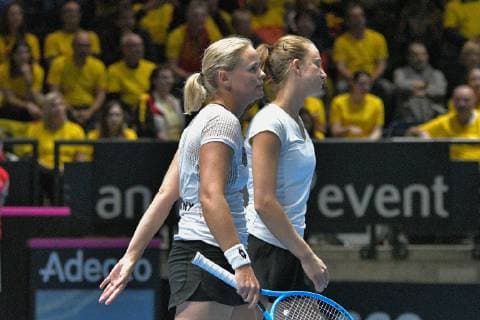 Sport Bilder des Tages GER, Fed Cup 2019: Auftakt Deutschland vs. Weißrussland in Braunschweig 10.02.2019, Volkswagen Halle, Braunschweig, GER, Fed Cup 2019: Auftakt Deutschland vs. Weißrussland in Braunschweig, im Bild Anna-Lena GroÌˆnefeld (GER), Porsche Team Deutschland Mona Barthel (GER), Porsche Team Deutschland auf dem Weg zum Netz zu den Siegern Victoria Azarenka (BLR) Lidziya Marozava (BLR)