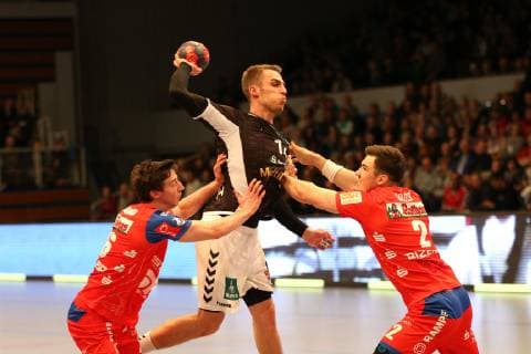 Handball 2.Handball Bundesliga 2018 2019 - Handball Sportverein Hamburg vs. Balingen-Weilstetten Lukas Saueressig (Balingen Weilstetten),Lukas Ossenkopp (Handball Sportverein Hamburg),erfolgreicher Torwurf,Jona Schoch (Balingen Weilstetten), Sporthalle Hamburg Hamburg