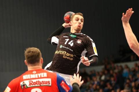 Handball 2.Handball Bundesliga 2018 2019 - Handball Sportverein Hamburg vs. Balingen-Weilstetten Marcel Niemeyer (Balingen Weilstetten),Lukas Ossenkopp (Handball Sportverein Hamburg),erfolgreicher Torwurf, Sporthalle Hamburg Hamburg