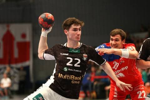 Handball 2.Handball Bundesliga 2018 2019 - Handball Sportverein Hamburg vs. Balingen-Weilstetten Philipp Bauer (Handball Sportverein Hamburg),erfolgreicher Torwurf,Jona Schoch (Balingen Weilstetten), Sporthalle Hamburg Hamburg