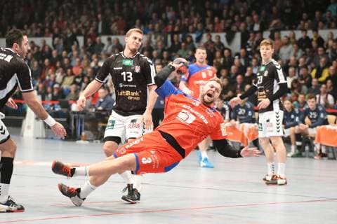 Marcel Niemeyer (HBW Balingen-Weilstetten) beim Torabschluss, dahinter Niklas Weller (Hamburg) Handball, 2. Liga, Handball Verein Hamburg - HBW Balingen-Weilstetten, 10.02.2019 Hamburg Copyright: xEIBNER Michaelisx EP_eer