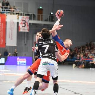 Romas Kirveliavicius (HBW Balingen-Weilstetten) setzt sich gegen Leif Tissier (Hamburg) durch. Handball, 2. Liga, Handball Verein Hamburg - HBW Balingen-Weilstetten, 10.02.2019 Hamburg Copyright: xEIBNER Michaelisx EP_eer