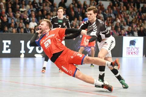 Marcel Niemeyer (HBW Balingen-Weilstetten) setzt sich gegen Finn Wullenweber (Hamburg) durch. Handball, 2. Liga, Handball Verein Hamburg - HBW Balingen-Weilstetten, 10.02.2019 Hamburg Copyright: xEIBNER Michaelisx EP_eer