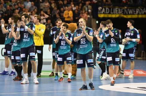 Paul Drux (Füchse) und die restliche Füchse-Mannschaft klatschen nach dem Spiel den Fans zu Füchse Berlin vs HCN Constanta EHF Cup Mens , 2018 2019, Gruppenphase, Herren, Männer, men, Handball, Deutschland, Germany, Max-Schmeling-Halle Berlin, 10.2.2019