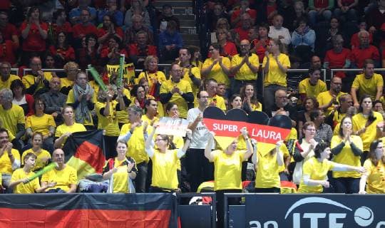 Deutsche Fans zeigen Plakat mit Laura Siegemund (GER) und feuern sie damit an