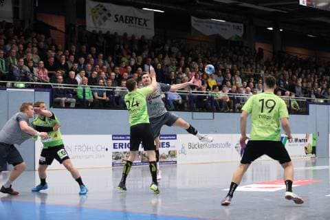 Lukas Boehm (DJK Rimpar Woelfe 10) gegen Sven Wesseling (TV Emsdetten 24)(links) und Yannick Draeger (TV Emsdetten 19)(rechts) , TV Emsdetten vs DJK Rimpar Woelfe, Handball, 2. Bundesliga, 10.02.2019, TV Emsdetten vs DJK Rimpar Woelfe, Handball, 2. Bundesliga, 10.02.2019 Emsdetten Copyright: xEIBNER JanxStrohdiekx EP_JSK