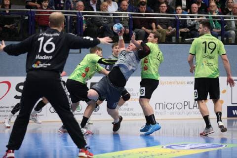 Steffen Kaufmann (DJK Rimpar Woelfe 18) gegen Dirk Holzner (TV Emsdetten 22)(links) und Merten Krings (TV Emsdetten 4)(rechts) , vorne Konstantin Madert (TV Emsdetten 16), TV Emsdetten vs DJK Rimpar Woelfe, Handball, 2. Bundesliga, 10.02.2019, TV Emsdetten vs DJK Rimpar Woelfe, Handball, 2. Bundesliga, 10.02.2019 Emsdetten Copyright: xEIBNER JanxStrohdiekx EP_JSK