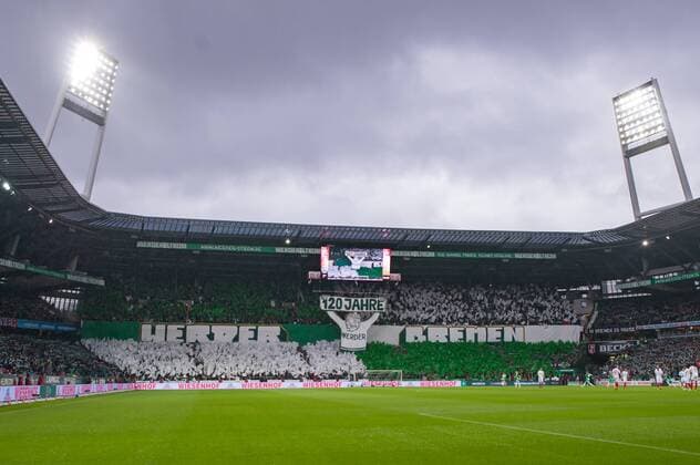 Die Fans des SV Werder Bremen zeigen eine Choreo zum 120. Geburtstag, Vereinsjubiläum, Banner, Riesenbann, Fahnen, Choreographie der Zuschauer, Fans, Publikum, Zuschauer, Stimmung, Atmosphäre, Stadion, Symbolfoto, Symbolbild Fussball, Fußball, DIE DFL-RICHTLINIEN UNTERSAGEN JEGLICHE NUTZUNG VON FOTOS ALS SEQUENZBILDER UND ODER VIDEOA?HNLICHE FOTOSTRECKEN. DFL REGULATIONS PROHIBIT ANY USE OF PHOTOGRAPHS AS IMAGE SEQUENCES AND OR QUASI-VIDEO., Fussball, Bundesliga, SV Werder Bremen - FC Augsburg,