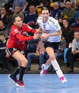 10.02.2019, Deutschland, Bietigheim, Handball EHF-Pokal Frauen Saison 2018 2019 SG BBM Bietigheim vs. Sports Club Magura Cisnadie: v.l. Larissa Inae Da Silva (Magura), Maura Visser (BBM)