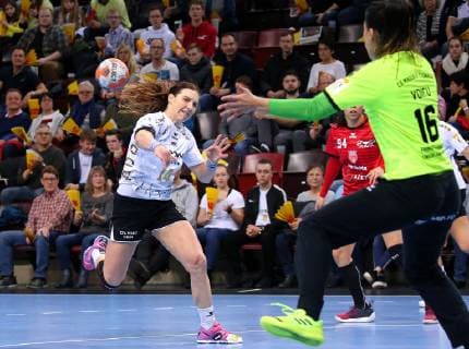10.02.2019, Deutschland, Bietigheim, Handball EHF-Pokal Frauen Saison 2018 2019 SG BBM Bietigheim vs. Sports Club Magura Cisnadie: v.l. Karolina Kudlacz-Gloc (BBM), Elena Gabriela Voicu (Magura)