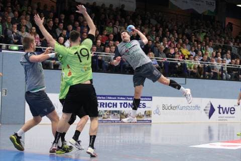 Lukas Siegler (DJK Rimpar Woelfe 20) gegen v.l. Steffen Kaufmann (DJK Rimpar Woelfe 18), Andre Kropp (TV Emsdetten 31), Yannick Draeger (TV Emsdetten 19), TV Emsdetten vs DJK Rimpar Woelfe, Handball, 2. Bundesliga, 10.02.2019, TV Emsdetten vs DJK Rimpar Woelfe, Handball, 2. Bundesliga, 10.02.2019 Emsdetten Copyright: xEIBNER JanxStrohdiekx EP_JSK